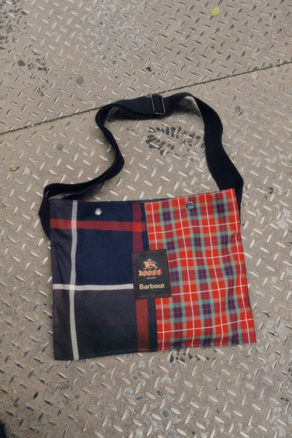 Borsa a tracolla con motivo tartan Barbour x Baracuta